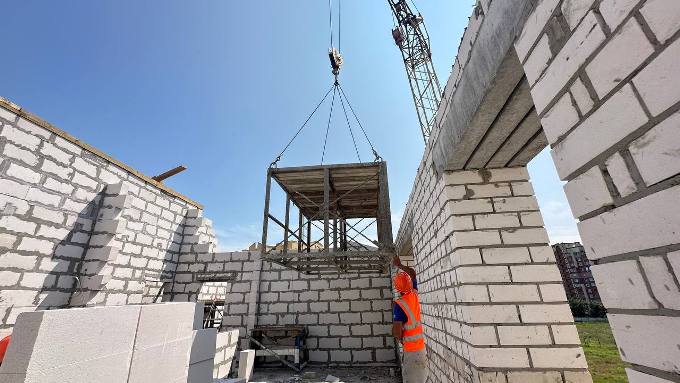 У Харкові відновлюють житловий будинок у Київському районі після обстрілу